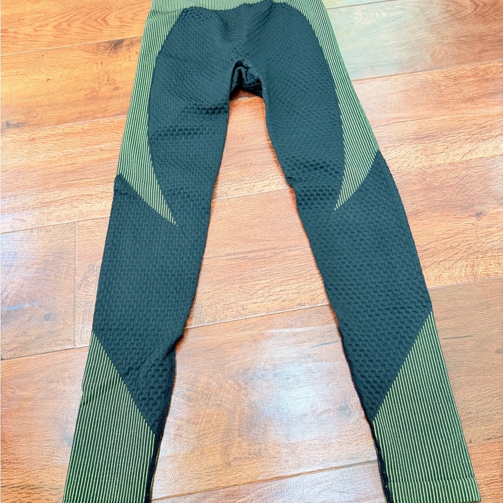 Black and Green Leggings sizd M (6). Perfect for yoga, zumba, running.